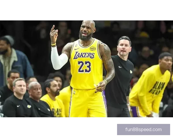 詹姆斯父子打高尔夫遭遇惊险瞬间 水中突然现鳄鱼 老詹勇敢捡球再现硬汉本色